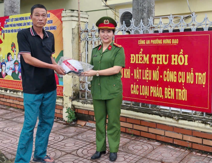 Công an phường Hưng Đạo chủ động, sáng tạo trong vận động Nhân dân giao nộp vũ khí, vật liệu nổ